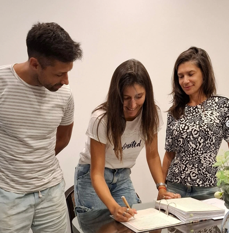 Integrantes de la fundación en la firma de documentación constitutiva